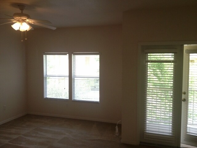 Building Photo - Quiet neighborhood close to Royal Park Plaza, theaters, shopping, restaurants, and UF