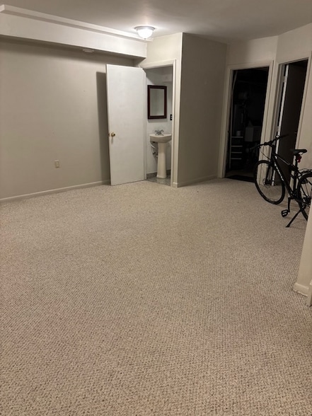 Building Photo - 211 Roundhouse Ct