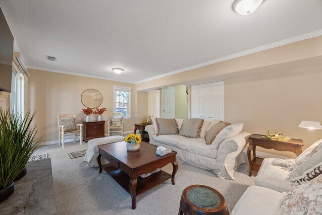 Building Photo - 4 Bedroom, 3.5 Bath Furnished Townhouse Available