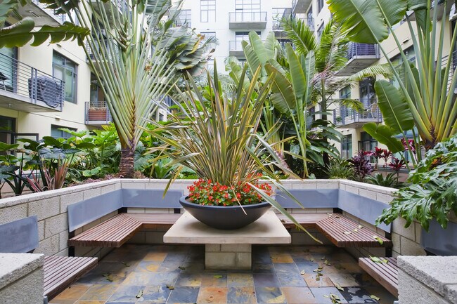Building Photo - Spacious 2 Bedroom 2 Bathroom at M2i in Do...