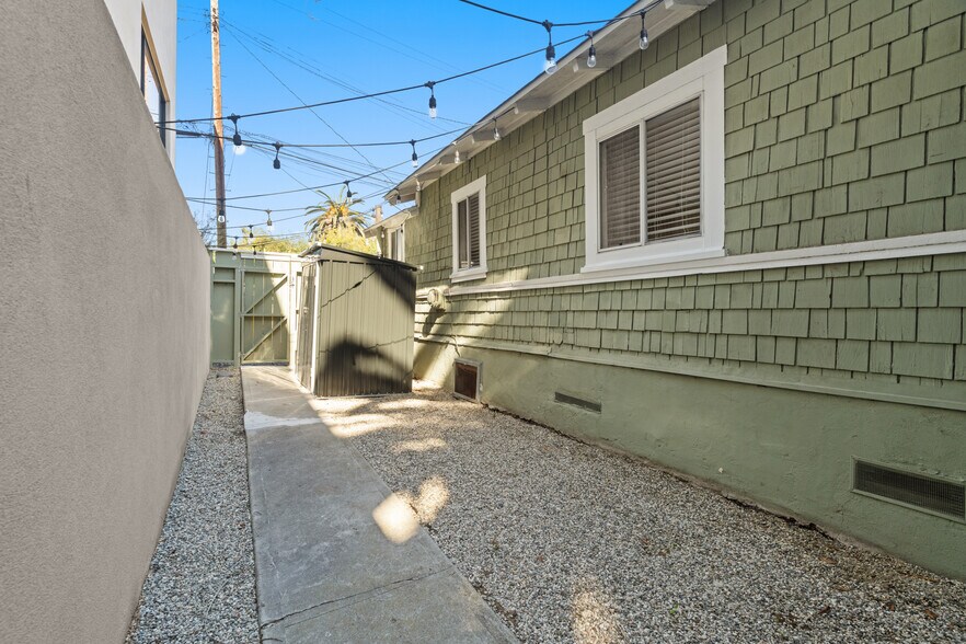 Building Photo - 439 Howland Canal