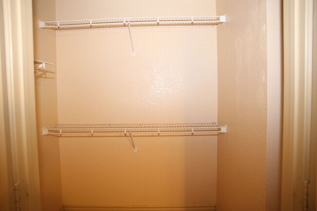 Building Photo - SW - COZY CONDO - 2 BEDROOM - 1ST FLOOR