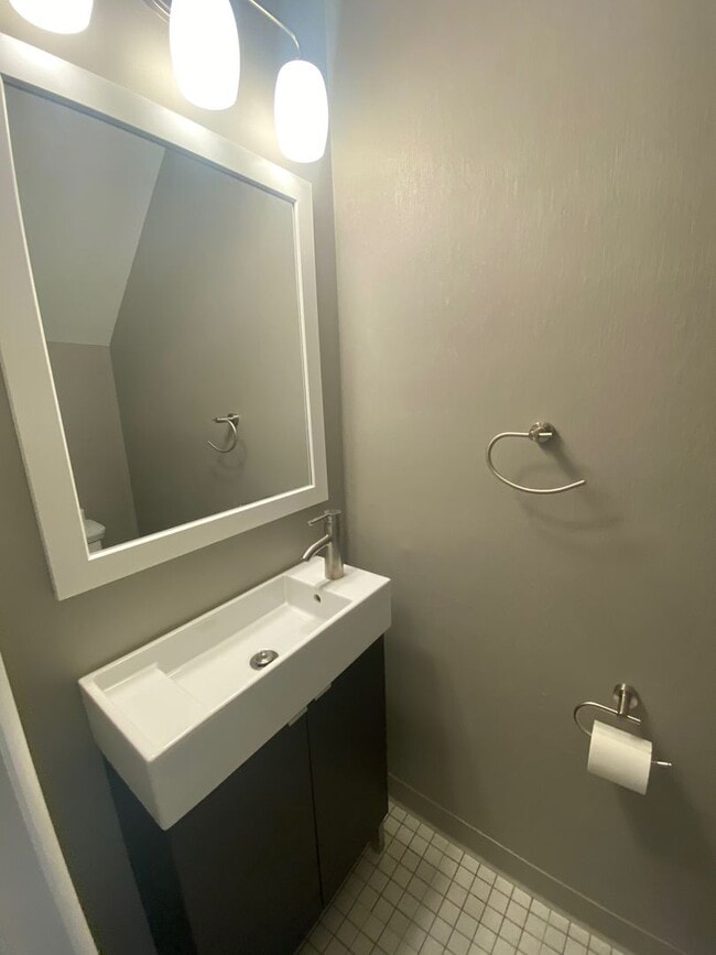 Building Photo - Moon Township - 2 Bedroom, 1.5 Bath Townho...