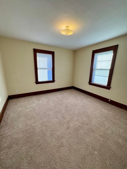 Building Photo - 1338 W 13th St