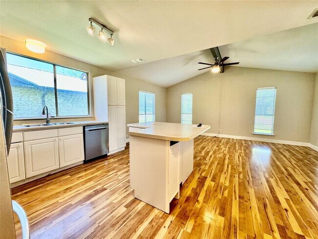 Building Photo - Charming Ranch Style Home Near Parmer Lane...