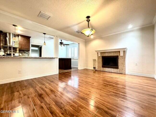 Building Photo - 10288 Lakeview Dr