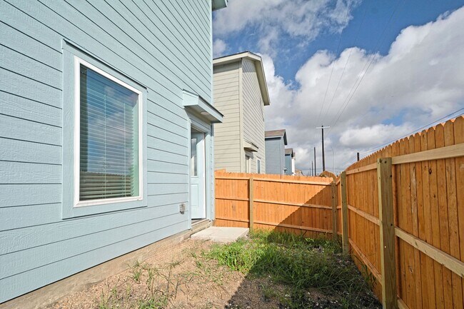 Building Photo - 12127 Floral Blossom