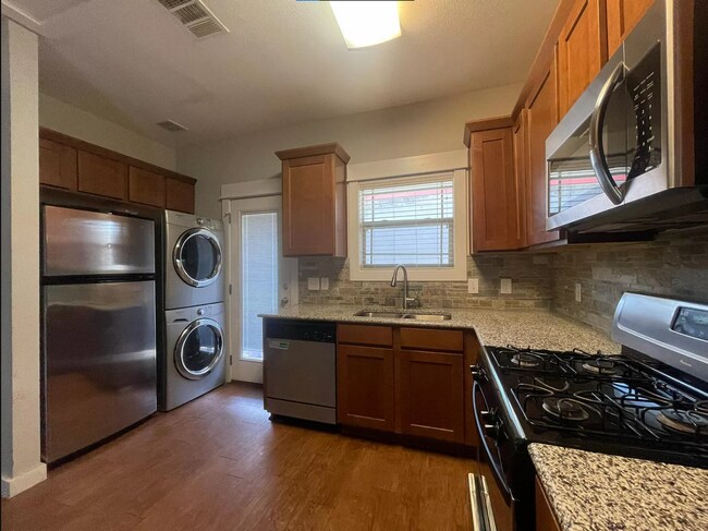 Building Photo - Spacious 4X2 North Loop Duplex