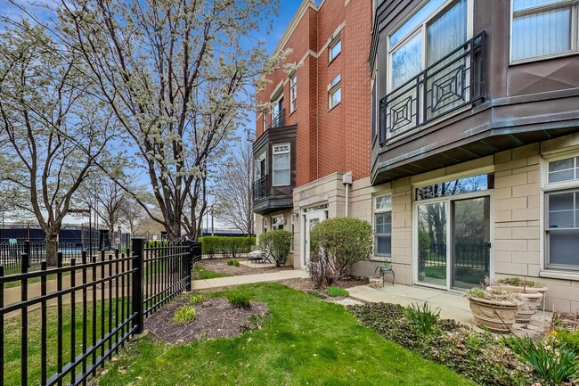 Building Photo - 820 W University Ln