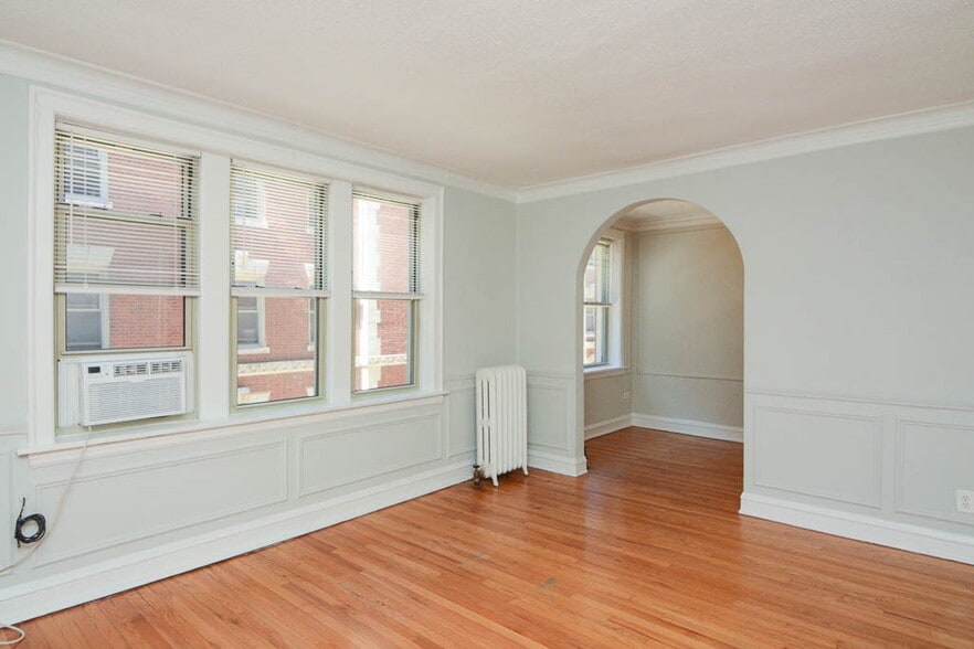 Building Photo - 545 W Surf St