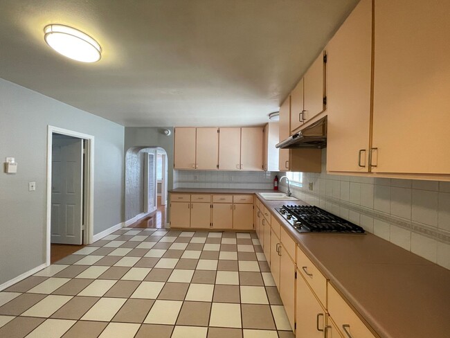 Building Photo - Gorgeous 2 Bedroom Home! Convenient Location!