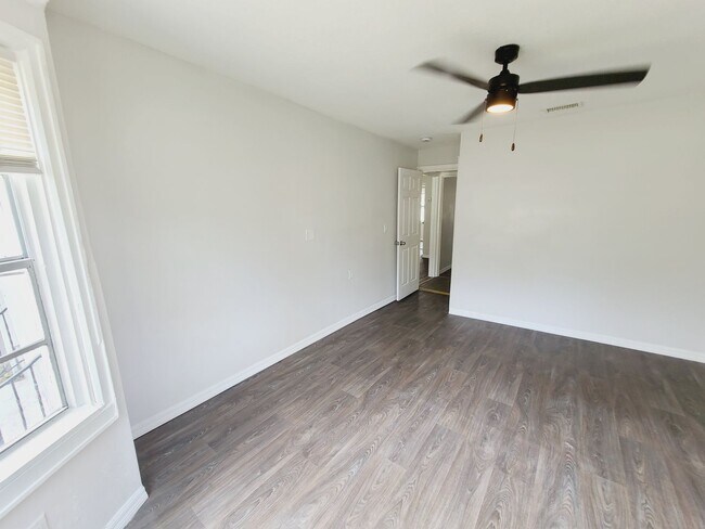 Building Photo - 618 17th Ave S