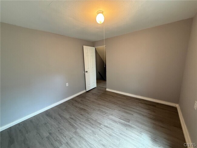 Building Photo - 116 Alice Ave