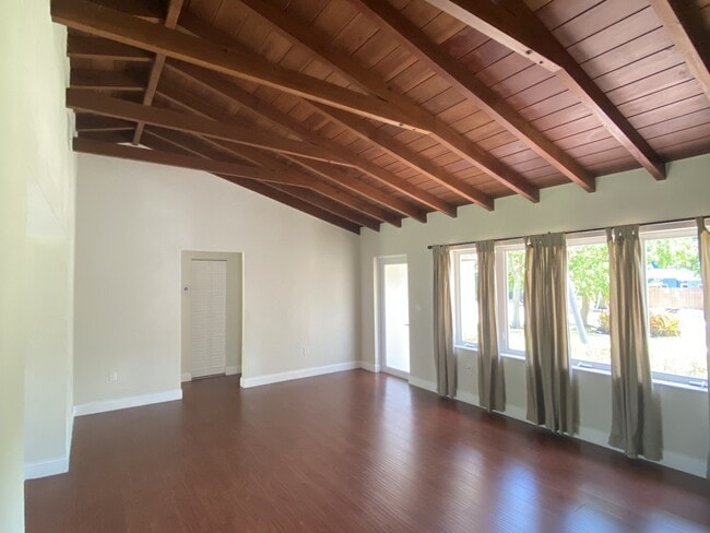 Building Photo - 300 NE 17th Ave