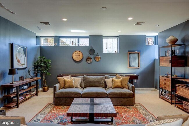 Building Photo - 1127 Winding Dr