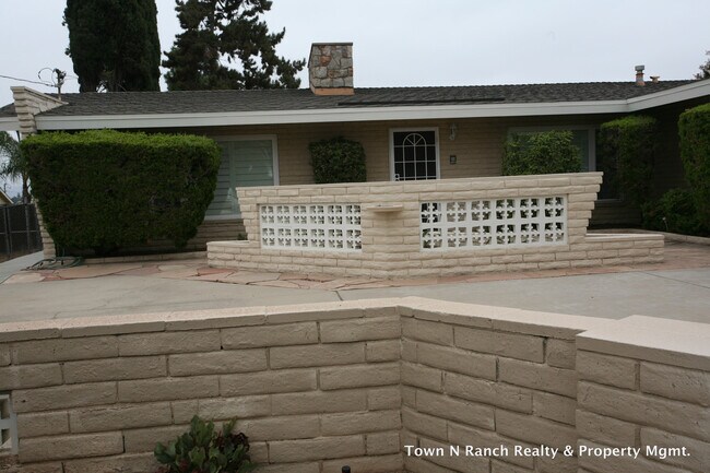 Building Photo - Mid-Century Modern 3Br 2Ba on 1/2ac with View!