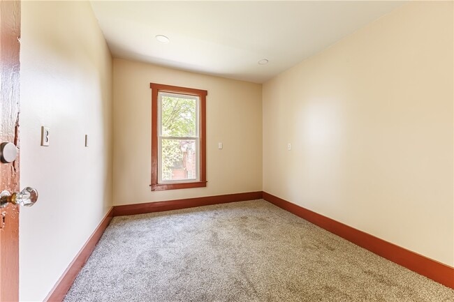 Building Photo - 266 Lyndhurst St