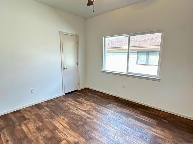 Building Photo - Charming 3 Bed 2 Bath Home - Fenced Backyard!