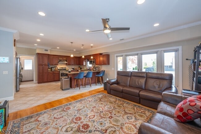 Building Photo - 27 Evergreen Ave