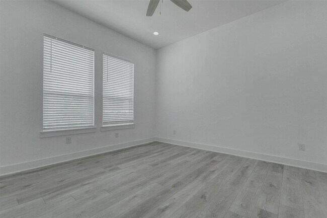 Building Photo - 5727 Elysian St