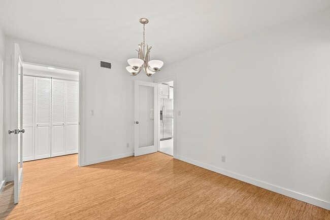Building Photo - Gorgeous 3+3 Private Single Family Townhou...