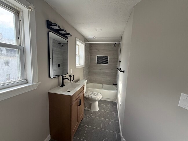 Building Photo - 18 Meadow St