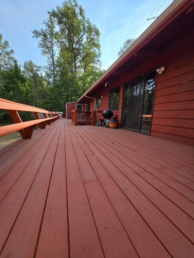 Building Photo - Riverfront Property 3 Bedroom 2 Bath in To...
