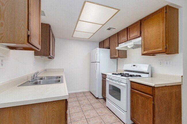 Building Photo - Single story one bedroom: MOVE IN SPECIAL:...