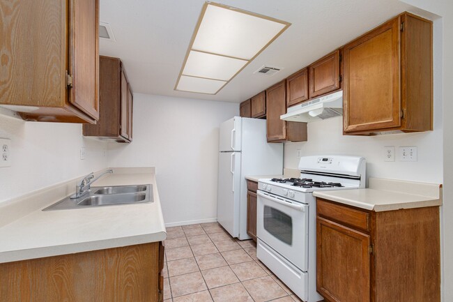 Building Photo - Single story one bedroom unit in community...