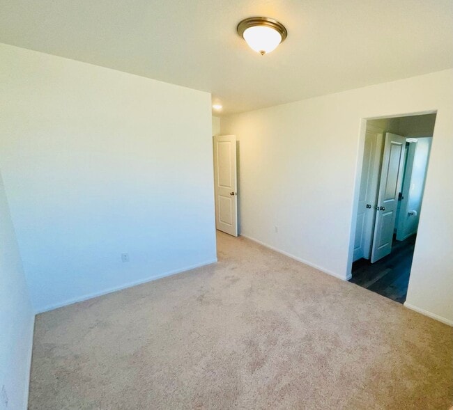 Building Photo - Charming Newer 3 bedroom House