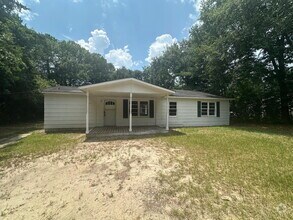 Building Photo - "Spacious 5-Bedroom Haven with 2 Full Bath...