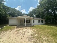 Building Photo - "Spacious 5-Bedroom Haven with 2 Full Bath...