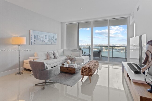 Building Photo - 2020 N Bayshore Dr