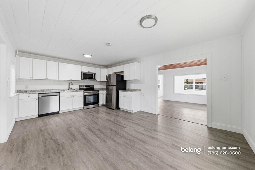 Building Photo - 170 W 23rd St