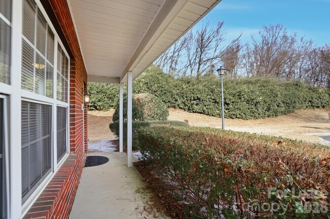 Building Photo - 1760 Forest Side Ln