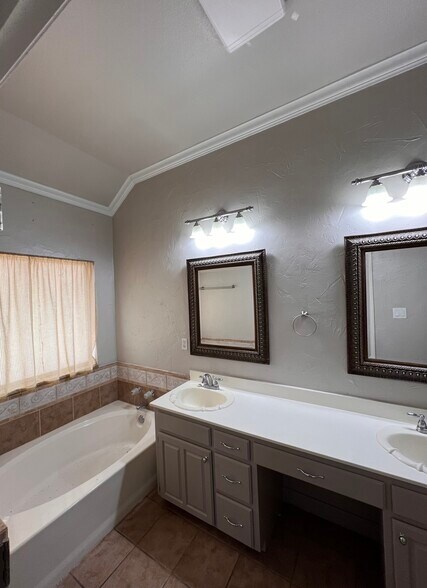 Building Photo - 7113 Holden Dr