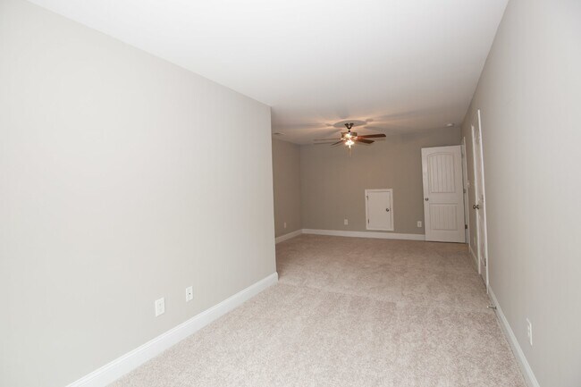 Building Photo - Beautiful home in Gated Community of Woodlake