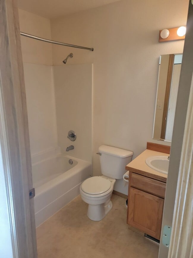 Building Photo - *MOVE IN SPECIAL * 1ST FULL MONTH FREE* 3 Bedroom Home North End Of Northwood - Great Location