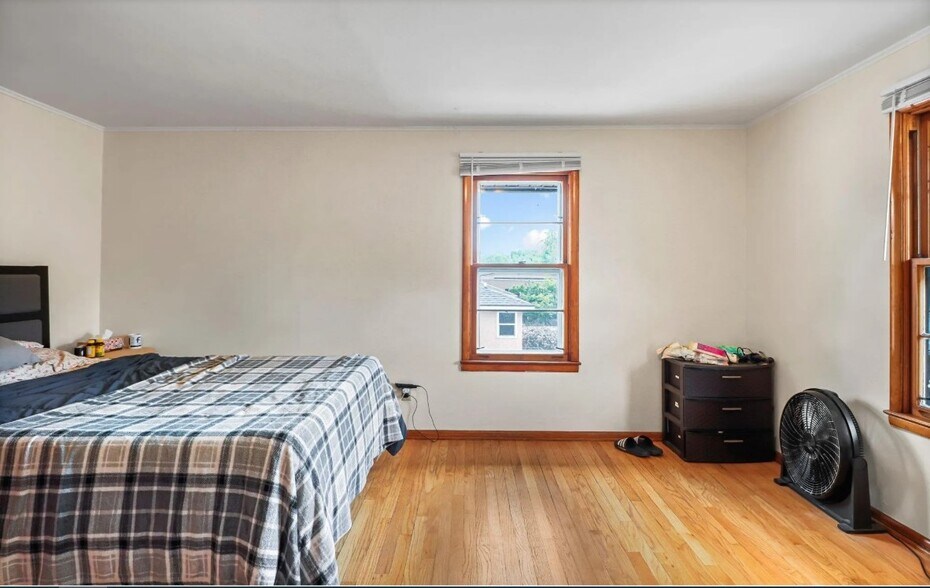 Bedroom - 432 Oak St