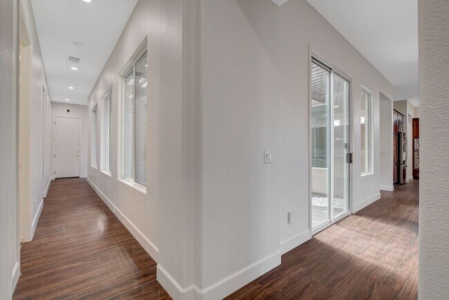 Building Photo - Anthem country Club Golf Community Beauty