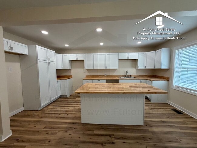 Building Photo - 703 W 7th St