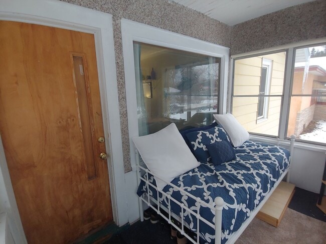 Building Photo - AVAILABLE AUGUST 1st - 2 BED 1 BATH NEAR CAMPUS