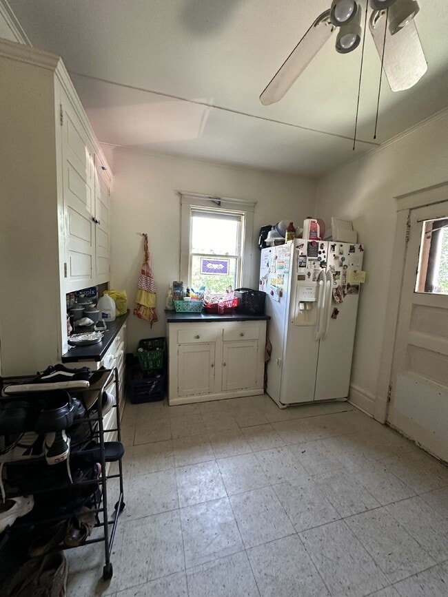 Building Photo - 3 bed 1 bath near UWEC! Available June 1st...