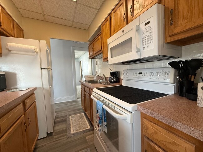 Building Photo - 400 Maple St