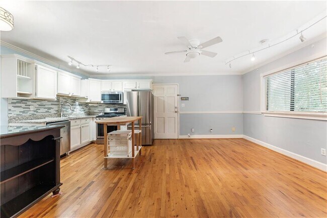 Building Photo - 870 Glendale Terrace NE