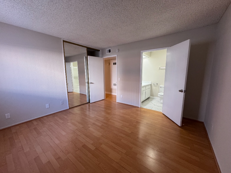Building Photo - 544 E Tujunga Ave