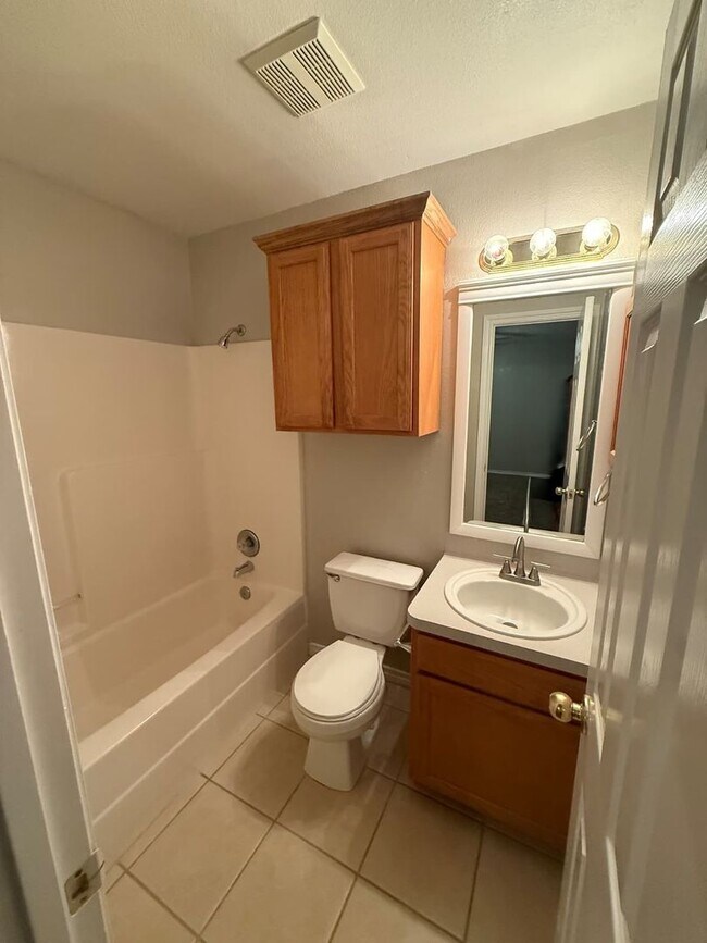 Building Photo - Spacious 3 bedroom / 3 bath duplex in convenient location