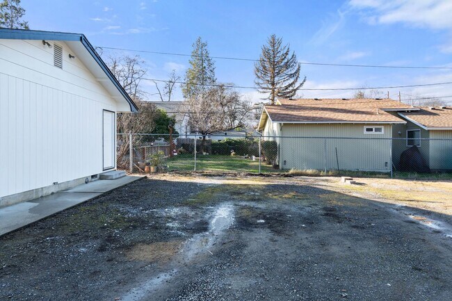 Building Photo - 1028 W 11th St