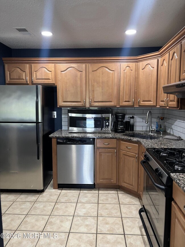 Building Photo - 14-1 Providence Ct