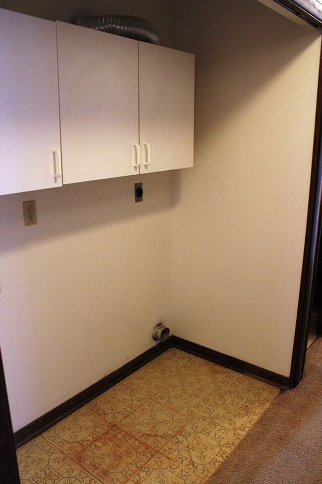 Building Photo - $300 OFF OCTOBER RENT! Spacious home in Ea...